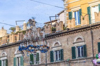 Piazza del Popolo 'daki karnaval, Ascoli Piceno, İtalya