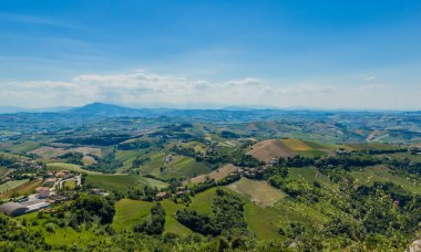 Kırsal, dağ ve bulutlu gökyüzü ile güzel bir manzara.