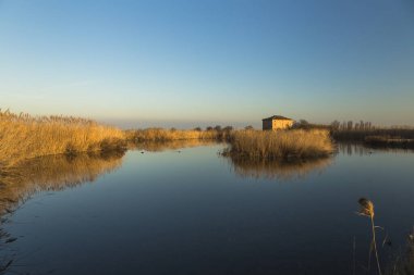 İtalya 'da güneş batmadan önce mavi bir gölet.