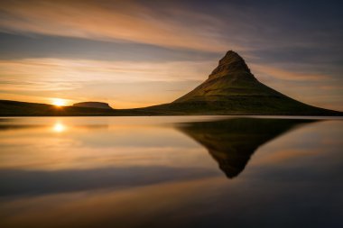 Kirkjufell gün batımı yansıma