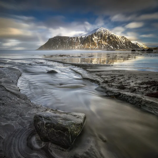 Hustinden mountain with river in sunrise — Stock Photo, Image