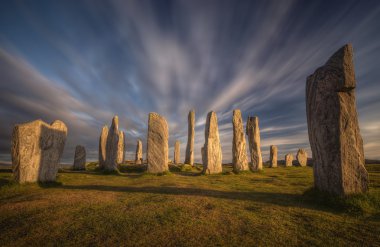 Günbatımı Callanish gölgede