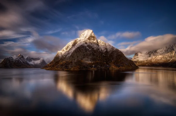 Olstinden na Reinefjorden v západu slunce — Stock fotografie