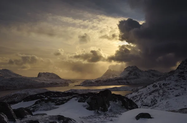 Stormen kommer i Lofotens berg — Stockfoto