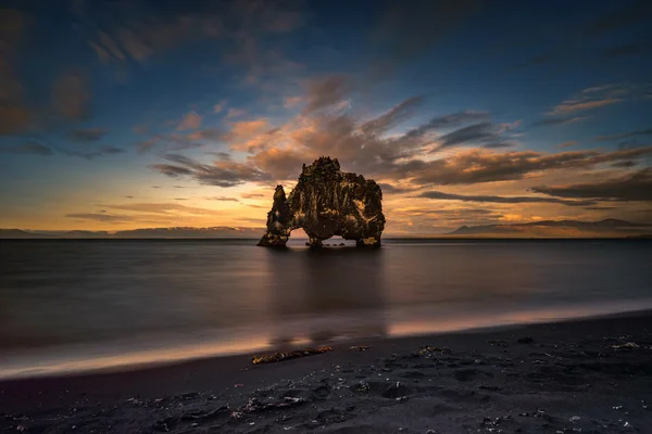 Pôr-do-sol rocha Hvitserkur — Fotografia de Stock