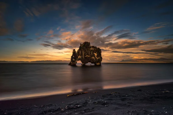 Puesta de sol de roca Hvitserkur — Foto de Stock