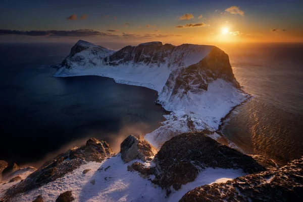 Cume Montanha Ilha Vaeroy Inverno Nevado Por Sol Lofoten — Fotografia de Stock
