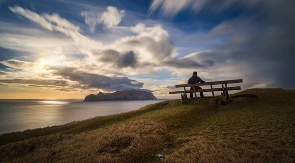 Homem Banco Aldeia Gasadalur Ilha Mykines Pôr Sol Ilhas Faroé — Fotografia de Stock