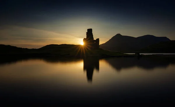 Ardvreck Castle Reflektioner Loch Assynt Solnedgångsljus Skottland — Stockfoto