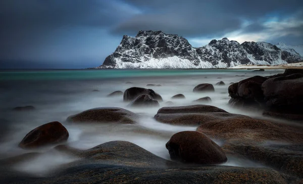 Uttakleiv Costa Rocosa Con Montañas Fondo Atardecer Nublado Lofoten Noruega —  Fotos de Stock