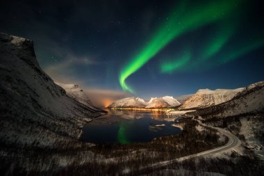 Aurora, Bergsbotn üzerinde karlı dağların arasında fiyort, Senja, Norveç