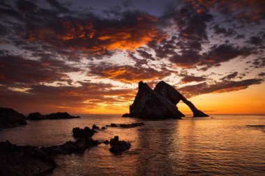 Pruva Kaya yansıması gün doğumunda, Portknockie, İskoçya