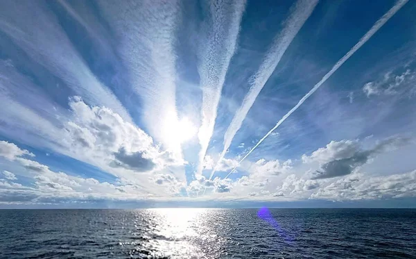 Denizin üzerindeki gökyüzünde inanılmaz bulutlar. Yüksek kalite fotoğraf