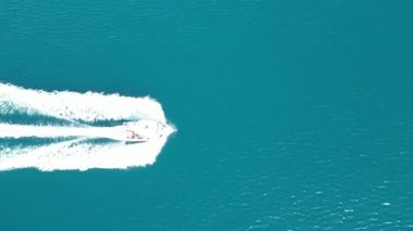 Karadağ. Tekne suda hızlı hareket ediyor, dalgalar yaratıyor. Yüksek kaliteli FullHD görüntüler