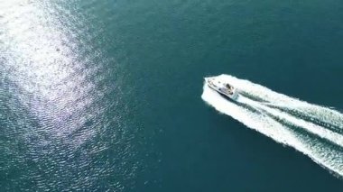 Karadağ. Tekne suda hızlı hareket ediyor, dalgalar yaratıyor. Yüksek kaliteli FullHD görüntüler