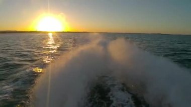 Arkasında bir gün batımı ile anakara bırakarak feribot