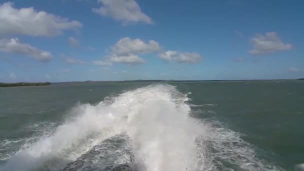 Мойка лодок с реактивной лодки в солнечный день — стоковое видео