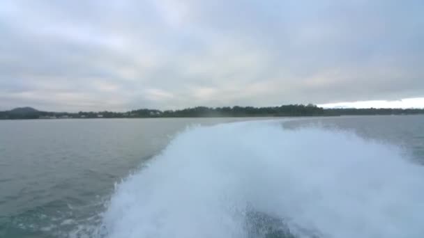 Ferry haciendo un giro en el canal alejándose de la isla — Vídeos de Stock