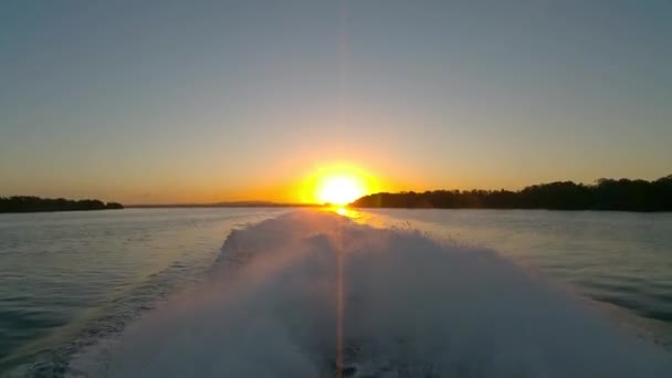 Ferry conduciendo por el canal en Sunset — Vídeo de stock