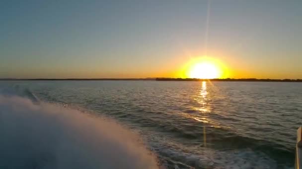 Pasando el atardecer en el ferry — Vídeos de Stock