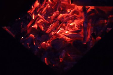 Geceleyin yanan bir şenlik ateşi