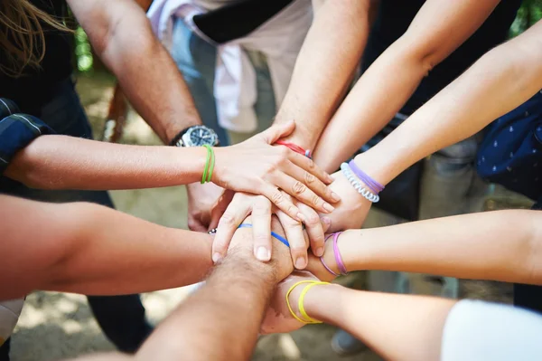 Farklı insanlar bir el ortasında açık koymak