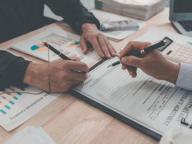 İş adamları başarılı takım çalışması, veri analizi, verimlilik ve finansal planlamanın başarısını gösteren çizelge ve grafikleri tartışıyor. Kapat..