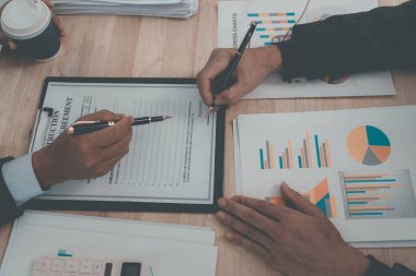 Asyalı işadamı, müşteri ve pazarlamacı müşteriyle konuşuyor. Masada belgelerle satış sözleşmesi imzalıyor. Avukatlar birlikte çalışıyor..