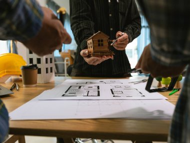 Mimarlar masalarında planlarla çalışırlar. Mimari konsept çizimler, çizimler ve inşaat modelleri. Yakın plan..