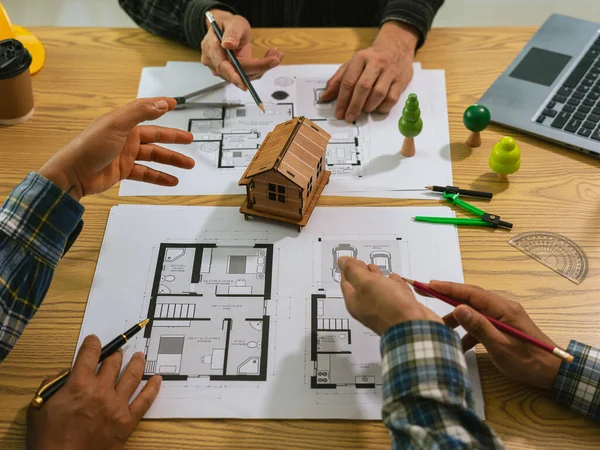 Mimarlar masalarında planlarla çalışırlar. Mimari konsept çizimler, çizimler ve inşaat modelleri. Yakın plan..