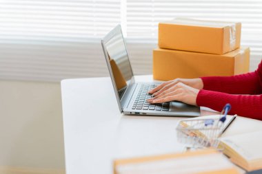 Ekommerce, KOBİ girişimleri, makbuz kutularıyla çalışan girişimciler ve çevrimiçi siparişleri kontrol etmek için evde dizüstü bilgisayarlarla çalışan küçük işletme sahipleri.