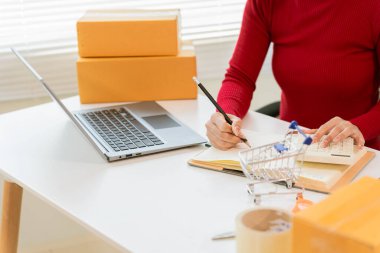 Ekommerce, KOBİ girişimleri, makbuz kutularıyla çalışan girişimciler ve çevrimiçi siparişleri kontrol etmek için evde dizüstü bilgisayarlarla çalışan küçük işletme sahipleri.