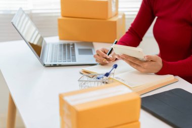 Ekommerce, KOBİ girişimleri, makbuz kutularıyla çalışan girişimciler ve çevrimiçi siparişleri kontrol etmek için evde dizüstü bilgisayarlarla çalışan küçük işletme sahipleri.