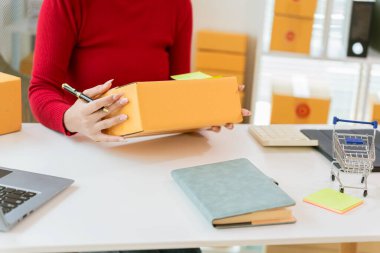 Ekommerce, KOBİ girişimleri, makbuz kutularıyla çalışan girişimciler ve çevrimiçi siparişleri kontrol etmek için evde dizüstü bilgisayarlarla çalışan küçük işletme sahipleri.