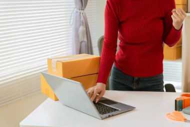 Ekommerce, KOBİ girişimleri, makbuz kutularıyla çalışan girişimciler ve çevrimiçi siparişleri kontrol etmek için evde dizüstü bilgisayarlarla çalışan küçük işletme sahipleri.