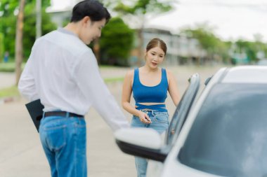 Araba satıcıları ve müşteriler araba satışları, bayilikler, güven, hizmet kalitesi ve profesyonelliği tartıştılar.