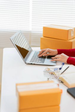 Masadaki paket kutusunu kapat. Çevrimiçi dükkan sahibi, küçük işletme sahibi, girişimci, paketleme kutuları, kontrol sitesi, sipariş ürünleri.