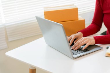 Masadaki paket kutusunu kapat. Çevrimiçi dükkan sahibi, küçük işletme sahibi, girişimci, paketleme kutuları, kontrol sitesi, sipariş ürünleri.