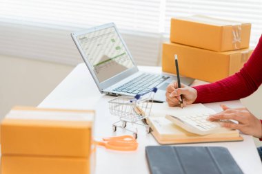 Masadaki paket kutusunu kapat. Çevrimiçi dükkan sahibi, küçük işletme sahibi, girişimci, paketleme kutuları, kontrol sitesi, sipariş ürünleri.