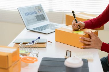 Masadaki paket kutusunu kapat. Çevrimiçi dükkan sahibi, küçük işletme sahibi, girişimci, paketleme kutuları, kontrol sitesi, sipariş ürünleri.