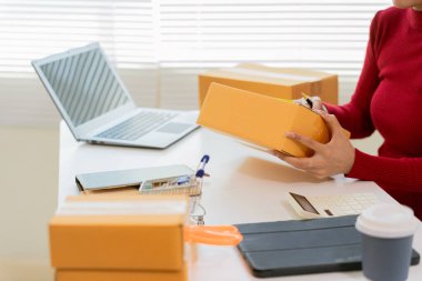 Masadaki paket kutusunu kapat. Çevrimiçi dükkan sahibi, küçük işletme sahibi, girişimci, paketleme kutuları, kontrol sitesi, sipariş ürünleri.