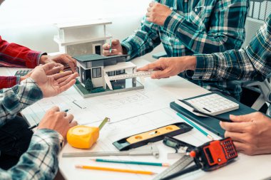 Mimarlar ve mühendisler masalarında planlar üzerinde çalışıyorlar, bağımsız olarak tasarım yapıyorlar, ön proje taslaklarından, inşaat çizimlerinden, mimari tasarımlarından her şeyi kapsıyorlar..