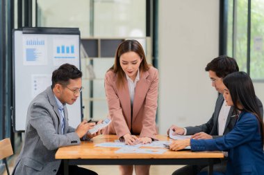 Bir grup iş adamı ofis konferans odasında iş planını tartışıyor. Proje planlaması, yaratıcı beyin fırtınası, fikirleri tartışmak, belgeler kullanmak, dijital cihazlar.