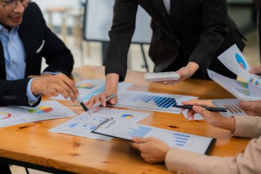 Bir grup iş adamı ofis konferans odasında iş planını tartışıyor. Proje planlaması, yaratıcı beyin fırtınası, fikirleri tartışmak, belgeler kullanmak, dijital cihazlar.