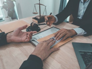 Rüşvet ve yolsuzluk kavramı, erkek bir avukat veya erkek yargıcın mahkeme salonundaki müvekkillerden rüşvet almasını içerir..