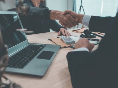 İş dünyası liderleri, yasal istişarelerde bulunmak ve minnettarlıklarını göstermek için avukatlar ve müvekkillerle görüştüklerinde el sıkışıyorlar..