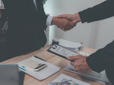 İş dünyası liderleri iş birliği anlaşmalarını sonuçlandırmak için el sıkıştı. Başarı ve güven toplantıyı başarılı bir sonuca götürdü..