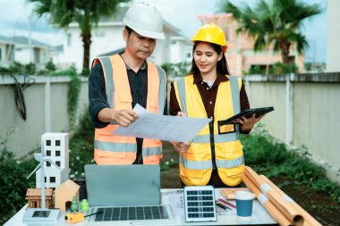 Mühendisler ve mimarlar site planlarıyla çalışır, konseptler geliştirir ve ortaklarla işbirliği yapmak için proje toplantıları düzenlerler..