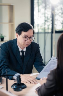 Avukat, bir hukuk firmasında çalışan ve konuşan profesyonel iş kadınları arasındaki istişareler ve toplantılar hakkında müvekkiline danışıyor..