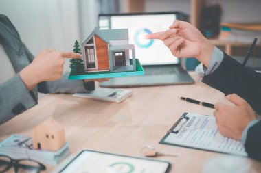 Kira sözleşmesi imzaladıktan sonra ev sahibine, kiracıya ya ya da müşteriye anahtarları teslim eden bir temsilci, bir bankayla emlak kredisi anlaşması ya da yakın çekim görüşü.